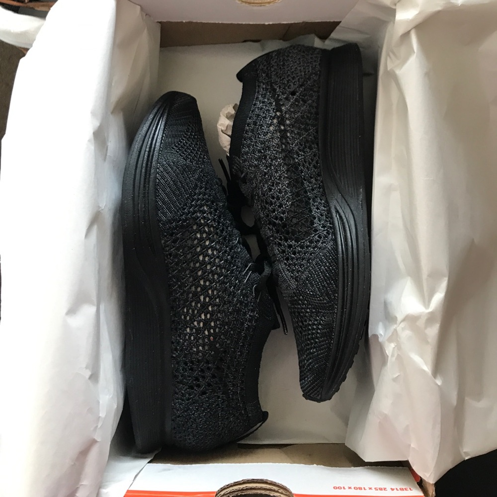 Black/black anthracite nike flyknit racers✨